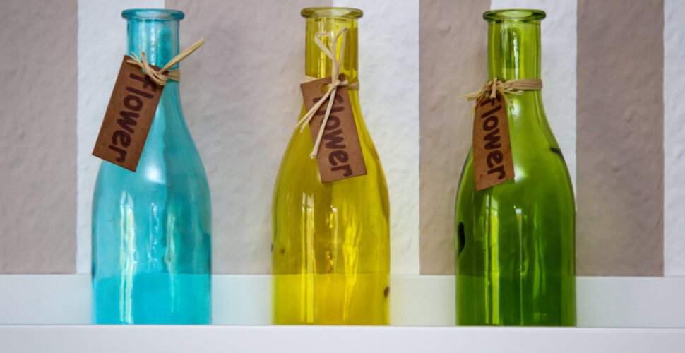 Alte bunte Glasflaschen machen als Dekoobjekte oft viel her. Foto: © boedefeld1969 /stock adobe